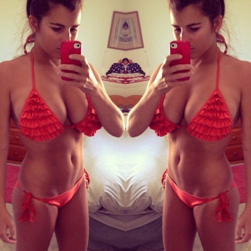 cutenudebikini:  normally I don’t care for frills, but..