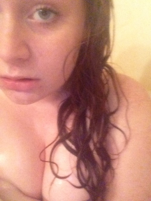 christmas-booty:  Also, here’s a picture of me bathing  Do you have a kik?