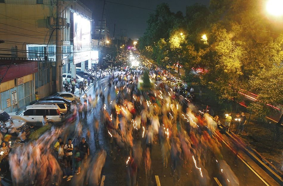 mattsjustaroundthecorner:  People walking through the last stretch of the procession