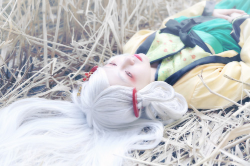 changan-moon:Girl wearing hanfu like costume(basically the same though it’s cosplay), origination is