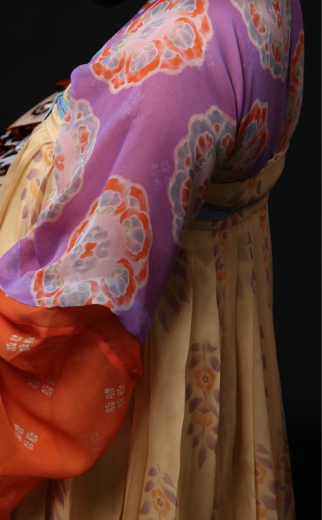 fouryearsofshades:紫色團花印花半臂衫裙南朝Traditional Chinese Hanfu.