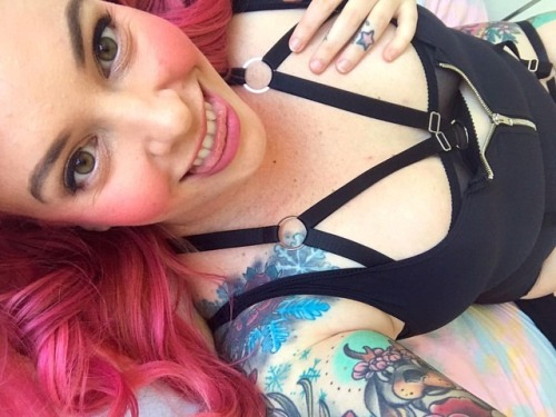 Flash back to pink hair. I really miss it sometimes!!!  . . . . . . . #sg_au #tattyslip #pinkhair #f