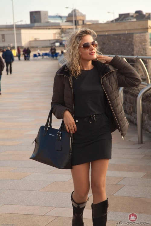 ultrahappyengineermoon: richardhurtin:Blonde in public YES, PLEASE!!