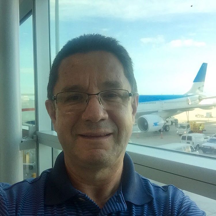 En el aeropuerto de Miami saliendo para Buenos Aires a la feria de libro. Este viernes, 4:30 p.m. Lanzamiento del Cala y Cruz: Las dos caras de la comunicación. Espero verlos a todos ms amigos argentinos allá. Un abrazo. #camilocruz #calaycruz...