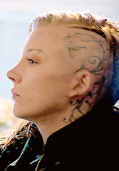 darlingdormer:  New behind-the-scenes photos of Natalie Dormer on the ‘Mockingjay’