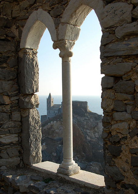 eccellenze-italiane:   	Finestra sul mare da Johnny Repetto    	Tramite Flickr: 	Porto Venere (SP) - vista   