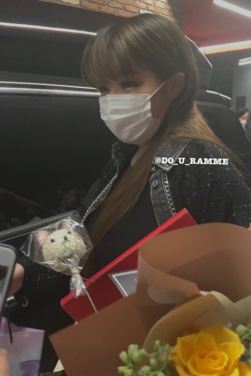 200527 || Park Bom went to see “Another Oh HaeYoung” Dara’s musical todayبارك بوم ذَهبت لرؤية “ أوه 