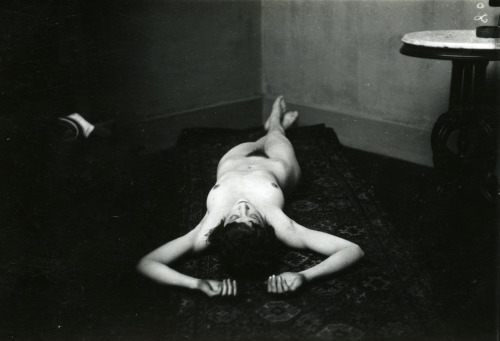 lumieredesroses:Photographe anonyme. Etude de nu. Rep. Tchèque, vers 1930Courtesy galerie Lumière de
