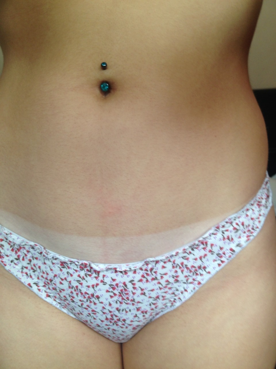 fl00sie:  tan line makes me sad 😪