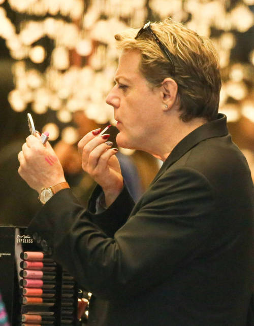 miss-love:dontbaffletheboff:miss-love:fullten:popbonobuzzbaby:Eddie Izzard - shopping at Mac store i