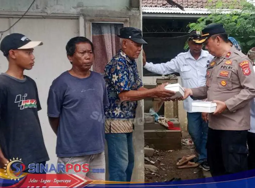 Menyambut Hari Bhayangkara Ke-79, Kapolsek Klari Gelar Jumat Berkah Bagikan Nasi Box Gratis Kepada Warga