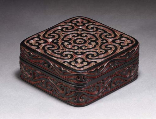 ornaments-of-the-world:A BLACK GURI LACQUER FOOTED TRAY Ming dynasty (1368-1644) Of octagonal outl