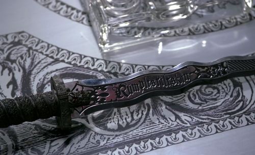 rywen:nymfanfic:Rumple’s dagger - reference pics - horizontalI always found it sexy as he held the d