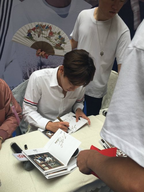 uniqphofficial:    150822 Seriously handsome UNIQ @ R&F Plaza, Chengdu Fan Signing Event Photo Credits: 沃音乐官博   