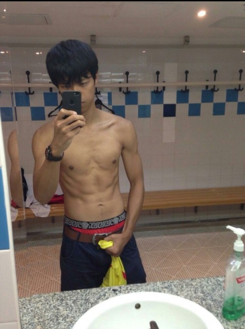 funnyhehehe: sublimebouquetdelusionq: 渣男 有冇人同佢玩過? 求食評