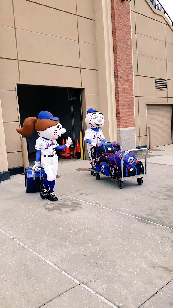 mets:  Happy Truck Day! Mr. and Mrs. Met helped pack up the team truck that’s headed