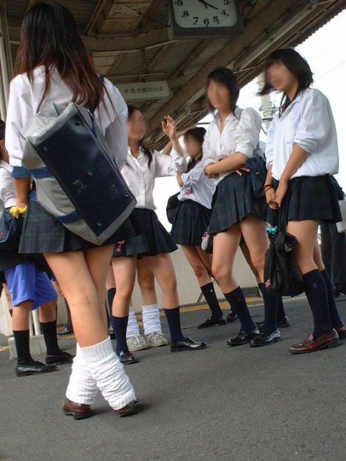 ms060606: ルーズソックスって良いね足の蒸れた匂い嗅ぎたい直ぐ勃起してカウパー出まくりだね（笑）