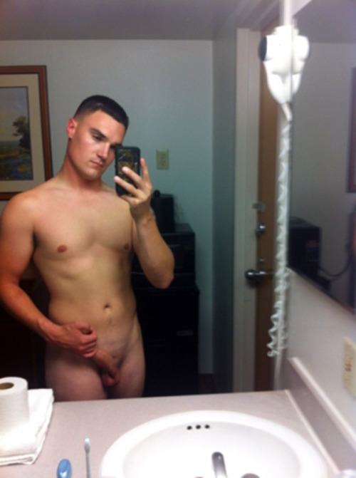 guyswithiphones-nude:  Guys with iPhones http://ift.tt/1bHkUpB