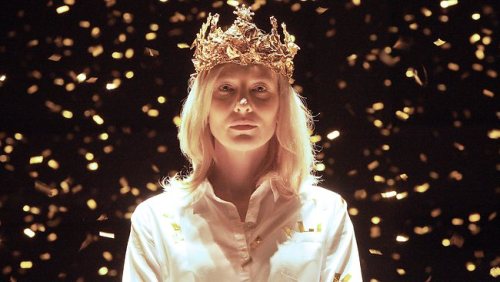 shredsandpatches:  scenicdesign:  “The War of the Roses” Alice Babidge  Starring Cate Blanchett as Richard II :D 