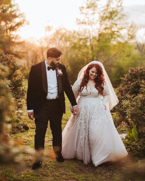 In love with this gorgeous bride and dapper groom! ⁣ ⁣ Image via @greenweddingshoes⁣ •⁣ It’s s