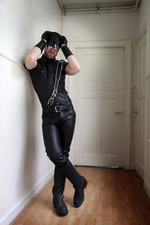 rubberleatherneoprene:To see more hot stuff: rubberleatherneoprene.tumblr.com/archive