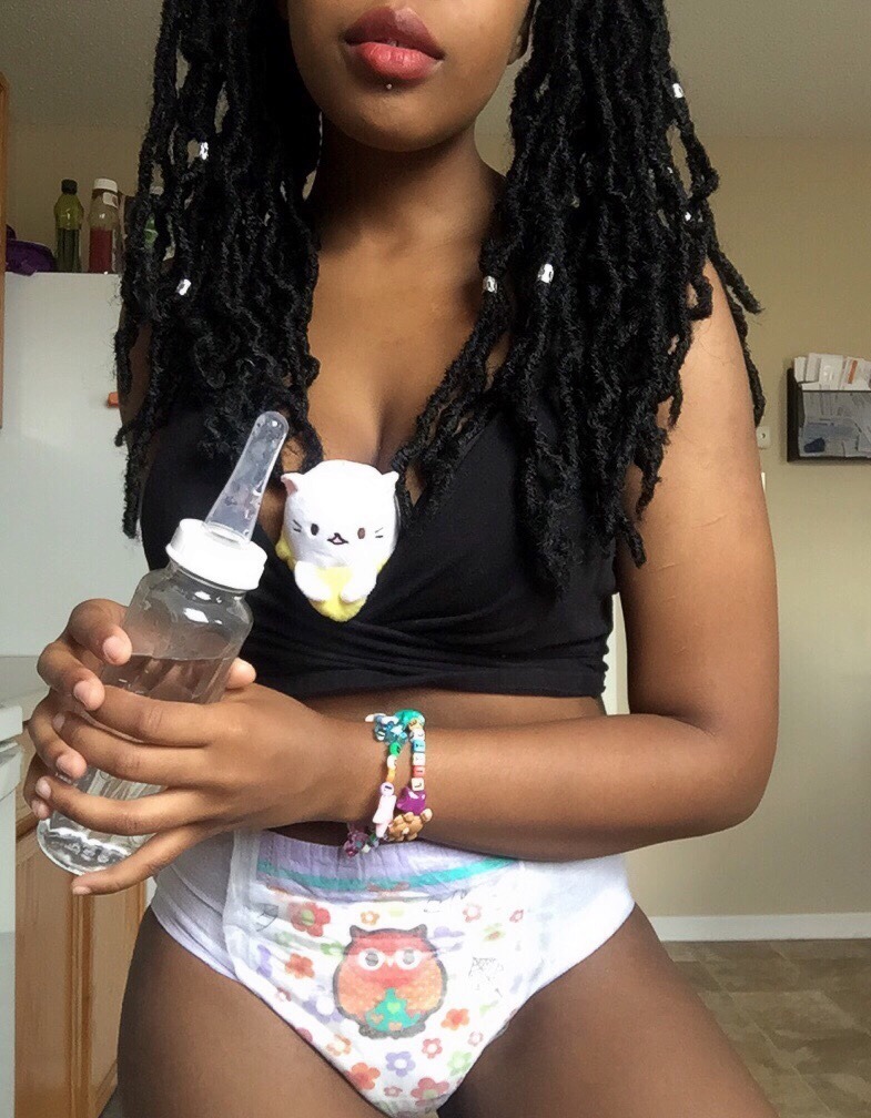 littleshayrose:  Don’t forget to drink your water 💦  🍼 Glass bottle from