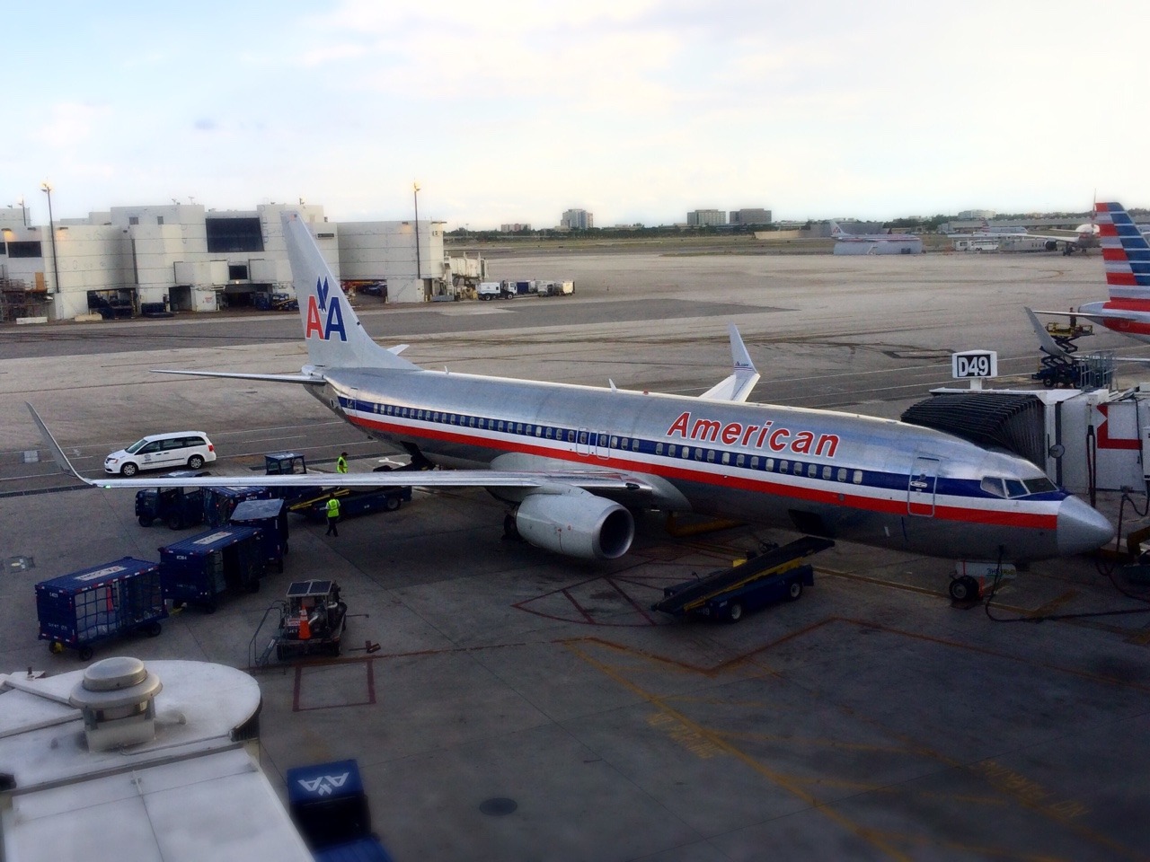 theplaneworld:  737-800 New colors, old colors, and retro colors