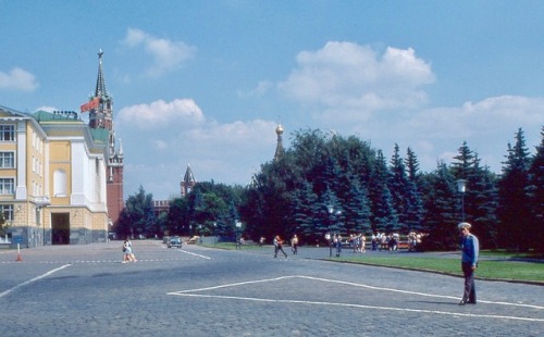 Moscow Street Scene near the Kremlin with Traffic Policeman, 1976.(Московская улица, сцена у Кремля 