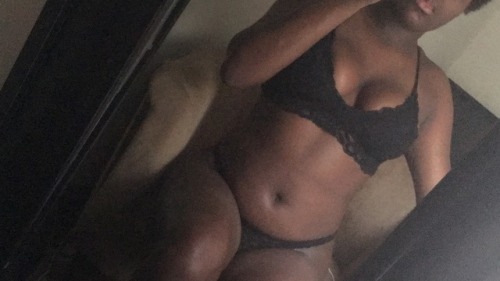 goldmangeaux:  can you tell tummy pics are my favorite?  message me if you’re interested in purchasing a photo set or video ✨