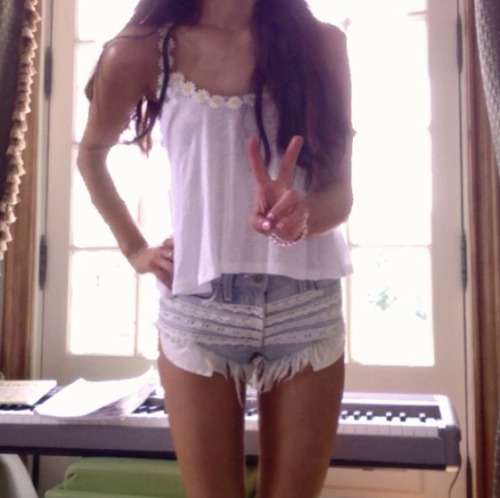 adventurer-in-dreamland:  Ariana Grande has the perfect body. End of story. 