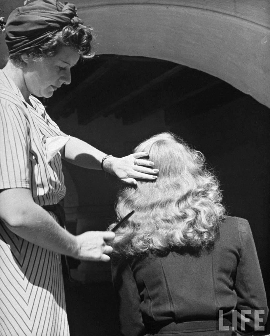 timeofbeauty:  Alfred Eisenstaedt - Bette Davis ® having her hair fixed in a long