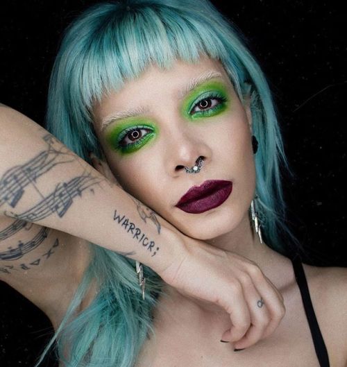 We adore bold, green eye makeup! @lilmoonchildd used our Midori and Acidberry eyeshadows for this lo