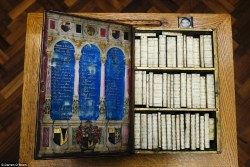 bookpatrol:  The World’s First Mobile Library; A ‘Jacobean Kindle’ The year was 1617. William Hakewill MP commissioned it to give as a gift to a friend. And it just might be the first mobile library. The Jacobean miniature travelling library consisted