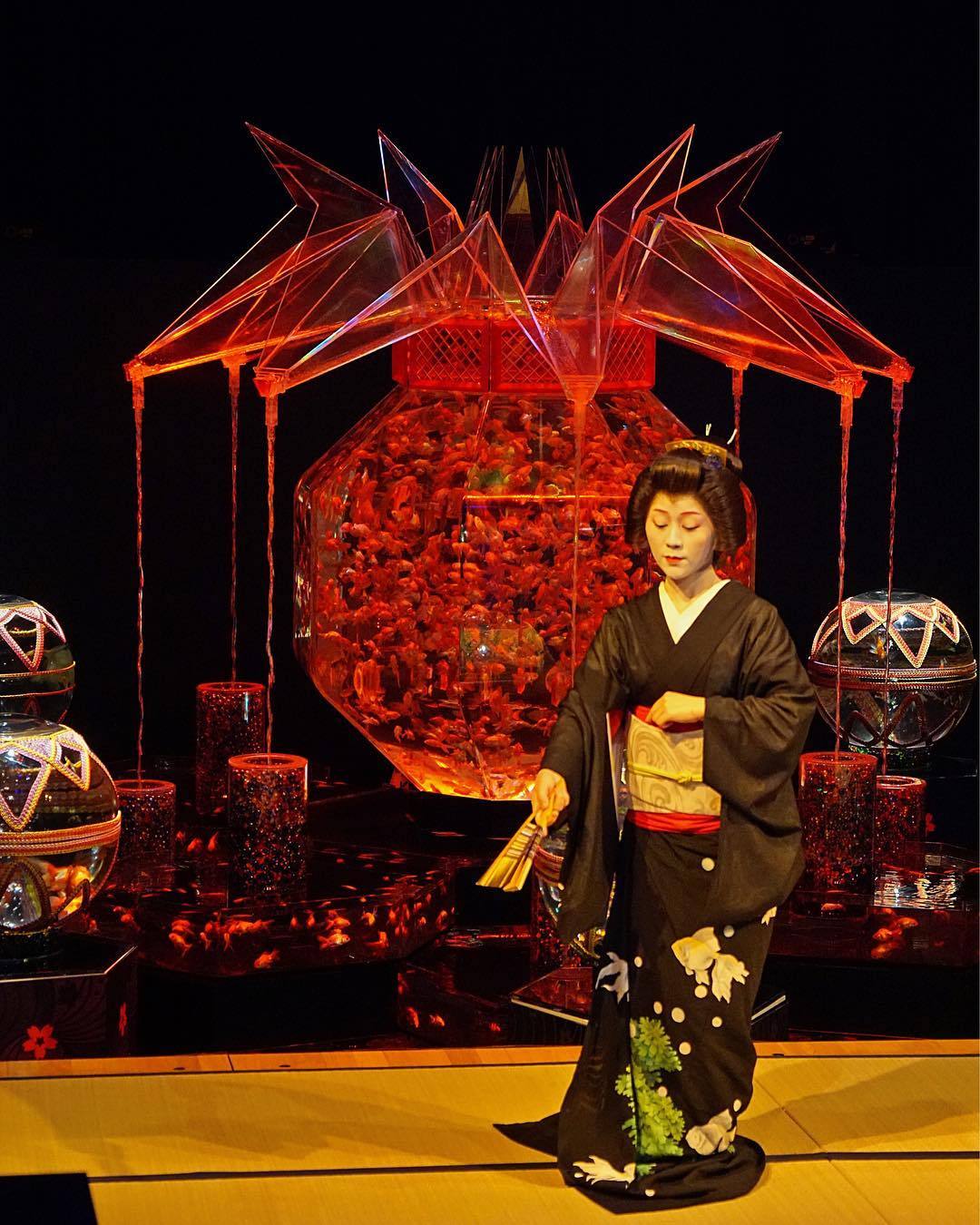 geisha-kai:  July 2017: geiko Katsutomo dancing at the Art Aquarium in Nihonbashi,