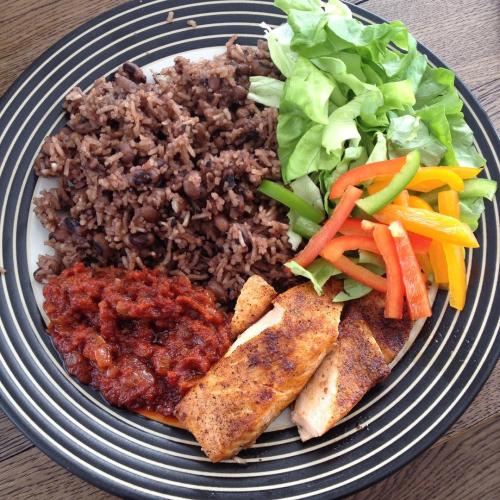 #lunch #waakye #africancooking #grilledsalmon #stew #salad #ghanaiancooking #africanfood