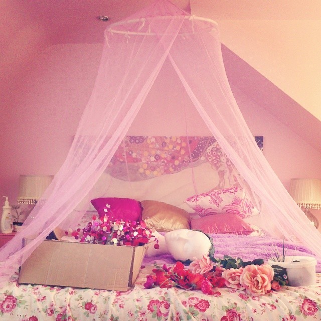 Such a blissful day planned #saturday #pink #bed #cute #flowers #roses #art #bedroom