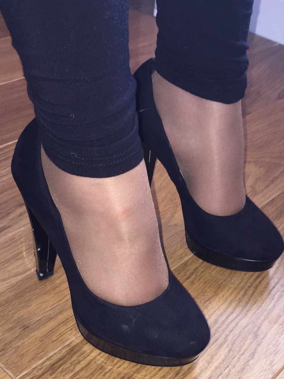 shinypantyhosefan:  sexywifeintights:  Shoes on or off ? Either way I’m gonna cum