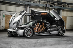 automotivated:  Pagani Huayra (by Rowan Horncastle)