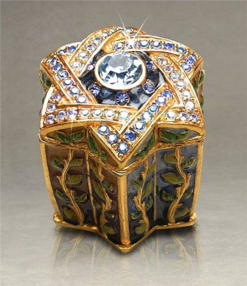 treasures-and-beauty: Enameled and Jeweled Box with Star of David by Jay Strongwater. WOW! That is j