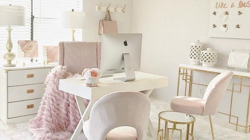 How pretty is this decor? #pinkspo #fashioninspiration #love #officedecor #girlsroom #whitedesk #all