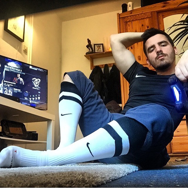 menintubesocks:  @ps4sneakerhead I’ve stayed under his bed for a while as this
