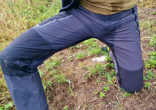 xnpee:  wetting my work pants 