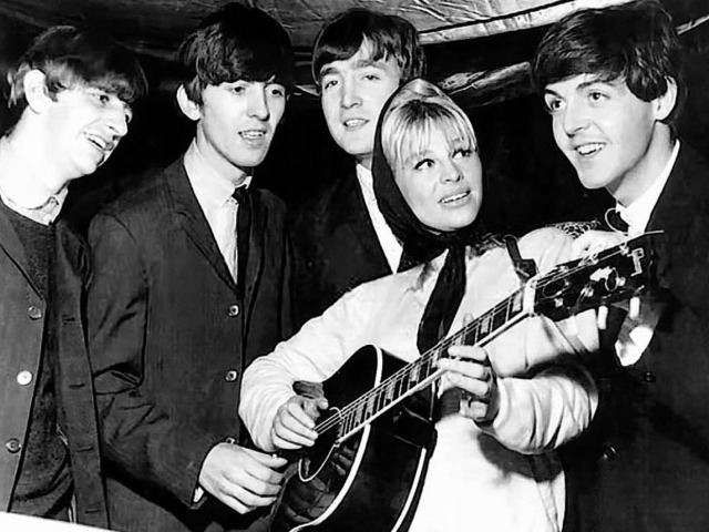 beatleshistorytour The Beatles with Julie Christie, November 17, 1963🍀🍀🍀
Via @beatleshistorytour on Instagram🍀