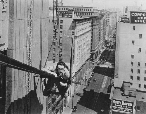 Harold Lloyd - Feet First (1930)