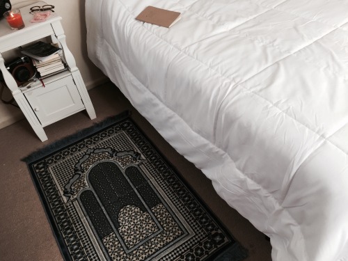 aliaxox:look how pretty my new prayer rug is