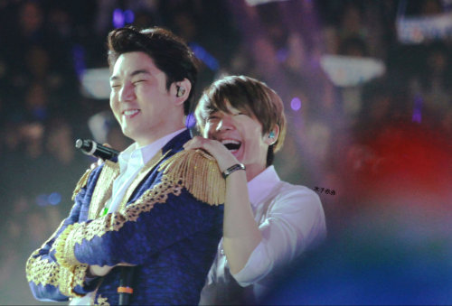 shirade: Kangin &amp; Donghae were looking at the big screen and couldn’t stop laughing // cr: 木子赤赤