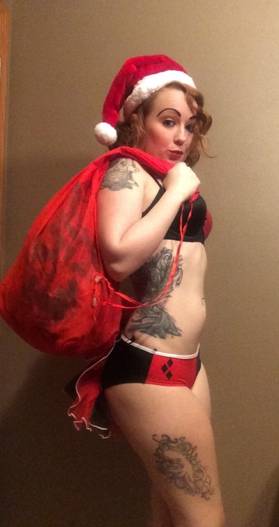 savingthrowvssexy:  ourlipsourbodies bringing joy to all the good girls and boys. 