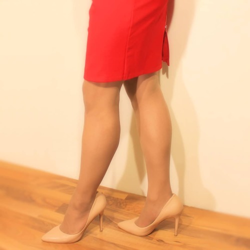 @lulus &ldquo;Quite Spectacular&rdquo; dress, tan hosiery, and @charlesdavidshoes &ldquo;Pact&rdquo;