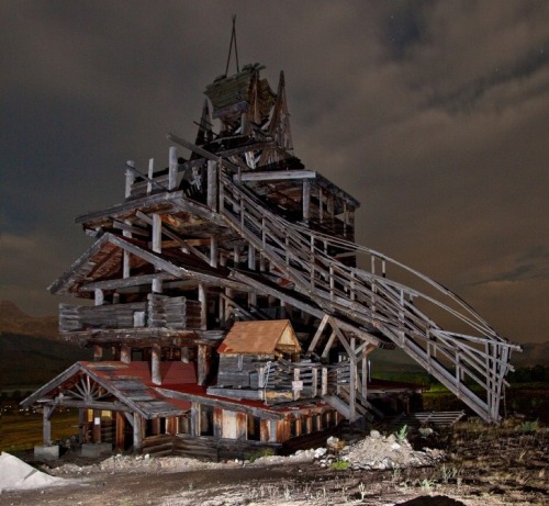 abandoned-playgrounds:  The abandoned Smith Mansion in Wyoming. Source.