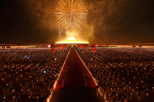 asylum-art:The Dhammakaya Temple,Luke Duggleby Photography The Worlds Largest Buddhist TempleThe eno